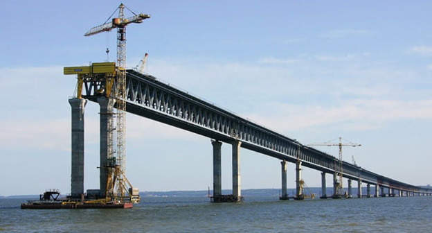 Керченский мост. Кадр из видео пользователя Житель Земли https://www.youtube.com/watch?v=-NuSi1cYUf0