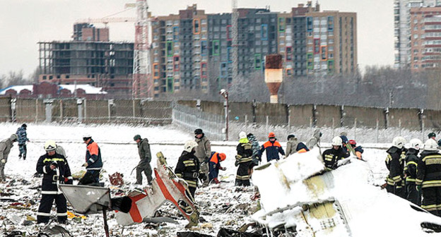 Спасатели разбирают обломки рейса Flydubai 981. Ростов-на-Дону, 19 марта 2016 г. Фото: Press Service of the Governor of Rostov Oblast https://ru.wikipedia.org