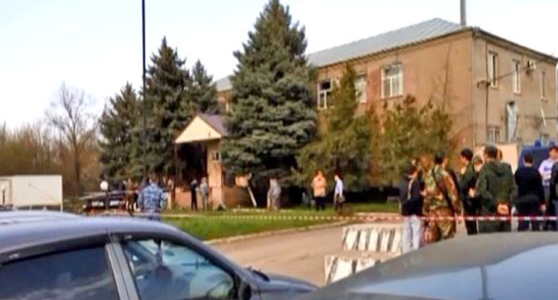 На месте взрывов возле Новоселицкого  РОВД работают сотрудники силовых структур. Село Новоселицкое, Ставропольский край, 11 апреля 2016 г. Фото http://nac.gov.ru/