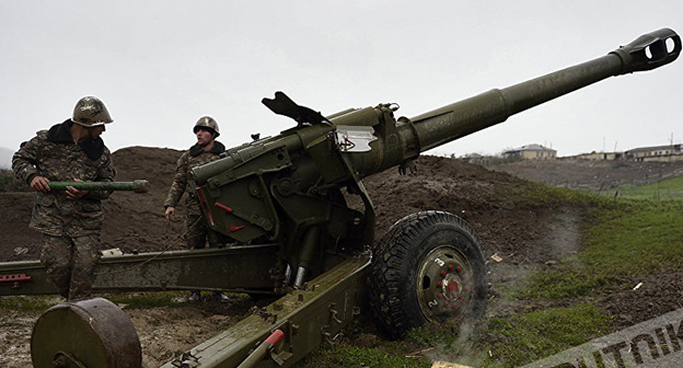 Солдаты армии НКР на передовой. Фото: © SPUTNIK/ АСАТУР ЕСАЯНЦ. http://sputnikarmenia.ru/photo/20160404/2746312.html