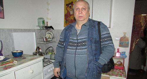  Основные проблемные места дома № 39 "А" показал корреспонденту "Кавказского узла" судебный эксперт экспертно-правовой организации "Профессиональная экспертиза" Владимир Ленков. Фото Вячеслава Ященко для "Кавказского узла"