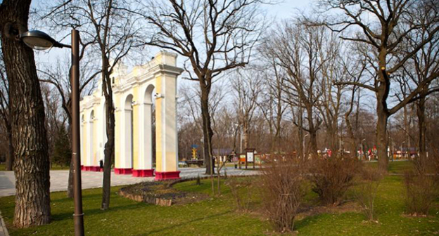  Чистяковская роща, Краснодар. Фото: Юрий Гречко / Югополис, http://www.yugopolis.ru/news/v-krasnodare-sud-arestoval-uchastok-v-chistyakovskoj-roshe-okazavshijsya-v-chastnoj-sobstvennosti-89810