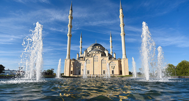 Мечеть "Сердце Чечни" в Грозном Фото: © Елена Синеок, ЮГА.ру