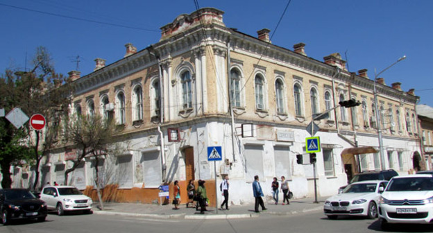 В доме №11 на улице Ленина проводятся ремонтные работы. Одна из версий отравления детей - пары ацетона или краски, которые используются в ходе ремонта. Астрахань. Фото Вячеслава Ященко для "Кавказского узла"