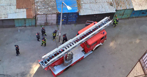 Служба по чрезвычайным ситуациям во дворе одного из домов. Тбилиси, 18 апреля 2016 г. Фото "Кавказского узла" Служба по чрезвычайным ситуациям во дворе одного из домов. Тбилиси, 18 апреля 2016 г. Фото "Кавказского узла"