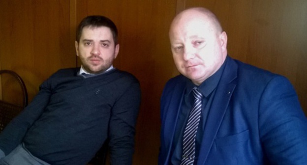 Адвокат Иняла и Нурмагомеда Балакадашевых Анар Мамедов (слева) и адвокат Илларион Васильев. Москва, 15 апреля 2016 года. Фото Вячеслава Ферапошкина для "Кавказского узла"