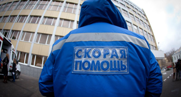 Сотрудник скорой помощи. Фото: http://hospitalization-md.ru/скорая-помощь-правила-вызова