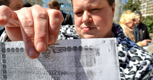 Потерпевшая Ирина Пидболячная со свидетельством о своей смерти, которое получили на нее дочери и затем оформили ее наследство на себя. Фото Светланы Кравченко для "Кавказского узла"