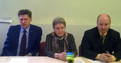 Светлана Ганнушкина и адвокаты подсудимых, обвиняемых в подготовке теракта в Москве во время пресс-конференции. Москва, 21 апреля 2016 г. Фото Вячеслава Ферапошкина для "Кавказского узла"