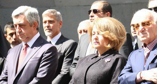 Вместе с президентом Армении и его женой мемориал посетили известный голливудский актер и филантроп Джордж Клуни, меценаты Рубен Варданян и Нубар Афеян. Ереван, 24 апреля 2016 г. Фото Инессы Саргсян для "Кавказского узла". 