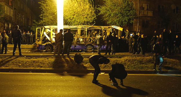 В Ереване на улице Алабяна взорвался автобус. 25 апреля 2016 г. Фото: © PAN Photo / Karo Sahakyan