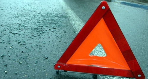 Знак аварии на дороге. Фото: http://fedpress.ru/sites/fedpress/files/nastya_141292/news/dtp_16.jpg Знак аварии на дороге. Фото: http://fedpress.ru/sites/fedpress/files/nastya_141292/news/dtp_16.jpg