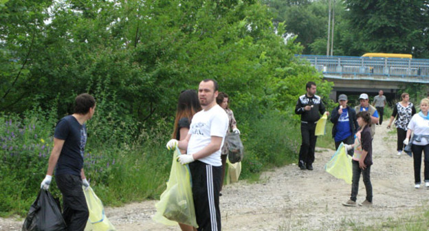 Субботник возле Орджоникидзевского моста. Май 2014 г.  Фото http://kbrria.ru/obshchestvo/v-poyme-reki-nalchik-navodyat-poryadok-3118