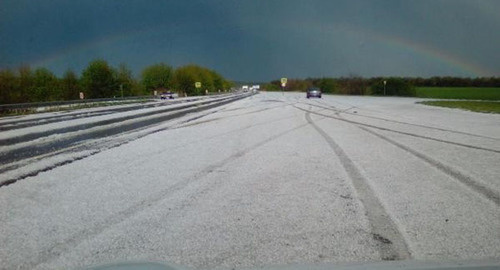 Усеянная градом дорога. Фото: http://bloknot-stavropol.ru/news/grad-unichtozhil-bolee-25-tysyach-gektarov-selskokh-738279 Усеянная градом дорога. Фото: http://bloknot-stavropol.ru/news/grad-unichtozhil-bolee-25-tysyach-gektarov-selskokh-738279