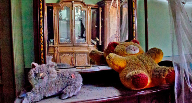 Детские игрушки в доме, пострадавшем от обстрела. Тертерский район Азербайджана. 3 апреля 2016 г. Фото Фамиля Махмудбейли для "Кавказского узла"