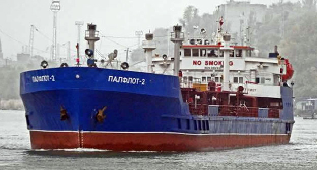 Танкер Palflot-2. Фото: http://www.gundemavrasya.com/hazar-denizinde-palflot-2-adli-rus-bayrakli-tanker-yandi-9325h.htm
