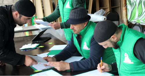 Сотрудники благотворительного фонда "Тешам" и волонтер. Процесс распределения продуктов. Ингушетия, 29 апреля 2016 г. Фото Магомеда Тачиева Сотрудники благотворительного фонда "Тешам" и волонтер. Процесс распределения продуктов. Ингушетия, 29 апреля 2016 г. Фото Магомеда Тачиева