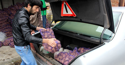 Волонтер грузит продукты предназначенные нуждающимся семьям. Ингушетия, 29 апреля 2016 г. Фото Магомеда Тачиева 