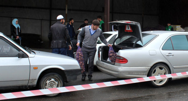 Машины волонтеров ждут своей  своей очереди грузить продукты для раздачи. Ингушетия, 29 апреля 2016 г. Фото Магомеда Тачиева