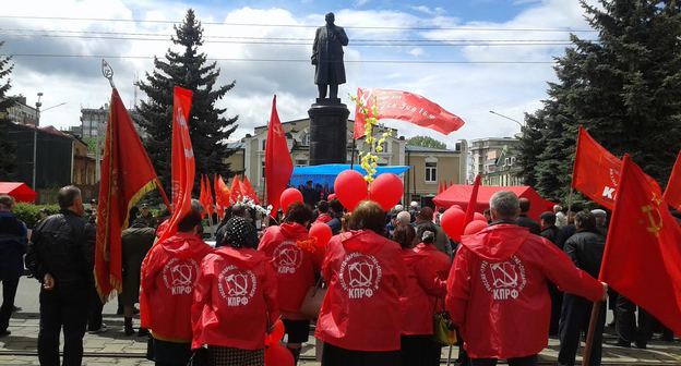 Акция КПРФ на пр . Мира у памятника В.Ленину во Воадикавказе 01.05.2016. Фото Эммы Марзоевой для "Кавказского узла"