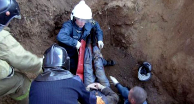 Работа спасателей на месте обрушения грунта при рытье котлована в Нальчике. 4 мая 2016 г. Фото http://kbrria.ru/proisshestviya/po-faktu-gibeli-rabochih-v-nalchike-provoditsya-dosledstvennaya-proverka-13395