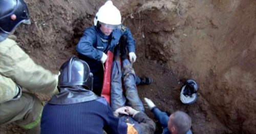 Работа спасателей на месте обрушения грунта при рытье котлована в Нальчике. 4 мая 2016 г. Фото http://kbrria.ru/proisshestviya/po-faktu-gibeli-rabochih-v-nalchike-provoditsya-dosledstvennaya-proverka-13395