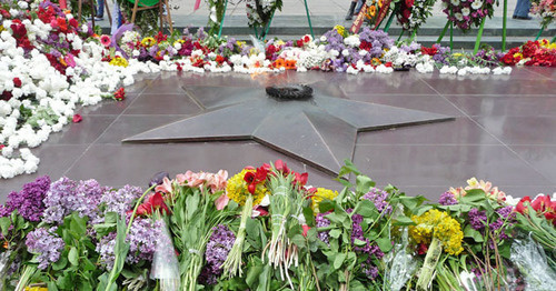 Цветы возле Вечного огня в Ереване. 9 мая 2015 г. Фото Тиграна Петросяна для "Кавказского узла" Цветы возле Вечного огня в Ереване. 9 мая 2015 г. Фото Тиграна Петросяна для "Кавказского узла"