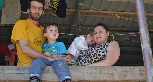 Мардирос Демерчян с семьей. Фото Светланы Кравченко для "Кавказского узла".