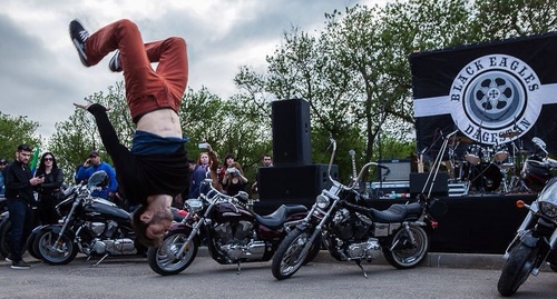 В рамках открытия мотосезона состоялись выступления трюкачей, музыкантов и канатоходцев. Махачкала, 7 мая 2016 г. Фото Раи Бийболатовой для “Кавказского узла”. В рамках открытия мотосезона состоялись выступления трюкачей, музыкантов и канатоходцев. Махачкала, 7 мая 2016 г. Фото Раи Бийболатовой для “Кавказского узла”.