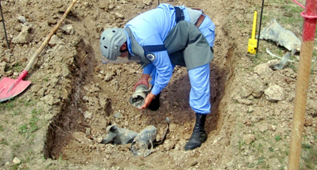 В селе Аскипара обнаружили неразорвавшийся фосфорный артиллерийский снаряд. Азербайджан, 10 мая 2016 г. Фото http://ru.sputnik.az/politics/20160511/405094546.html