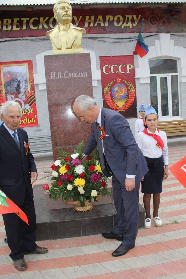 Возле бюста Сталина в Каякентском районе был выставлен почетный караул из школьников. Фото: страница в Facebook Маирбека Агаева. Возле бюста Сталина в Каякентском районе был выставлен почетный караул из школьников. Фото: страница в Facebook Маирбека Агаева.