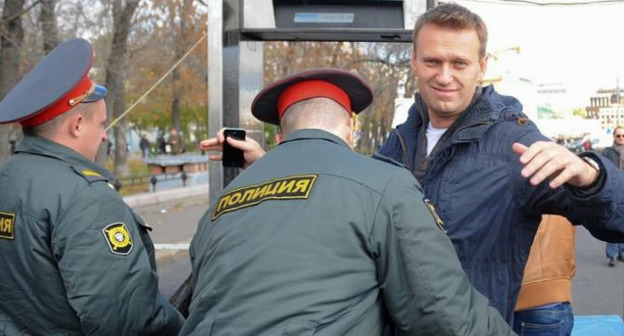 Сотрудники полиции обыскивают Алексея Навального. Фото пользователя Mitya Aleshkovsky с сайта Flickr.com