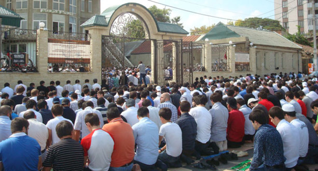 Прихожане мечети на улице Венгерских бойцов. Фото http://islamcenter.ru/?item=37