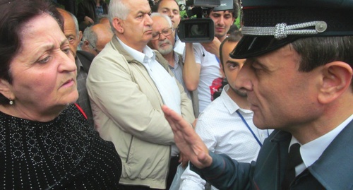 Полицейский спорит с демонстрантами. Ереван, 13 мая 2016 года. Фото Тиграна Петросяна для "Кавказского узла" Полицейский спорит с демонстрантами. Ереван, 13 мая 2016 года. Фото Тиграна Петросяна для "Кавказского узла"