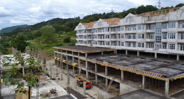 Строительство жилкомплекса "Курортный" в Адлере. Май 2016 г. Фото Светланы Кравченко для "Кавказского узла"