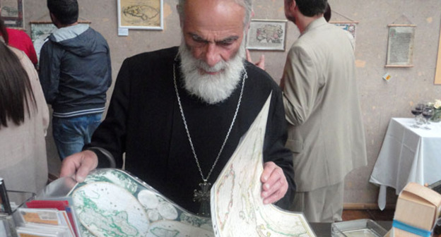 Посетитель выставки копий и факсимиле географических карт. Ереван, 15 мая 2016 г. Фото Армине Мартиросян для "Кавказского узла"