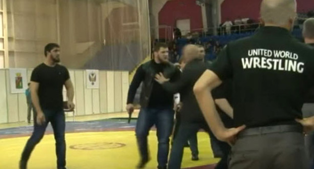 Момент драки на чемпионате в Старом Осколе. 15 мая 2016 г. Кадр и видео пользователя Владимир Корнев https://www.youtube.com/watch?v=aZlXVCXMY_8