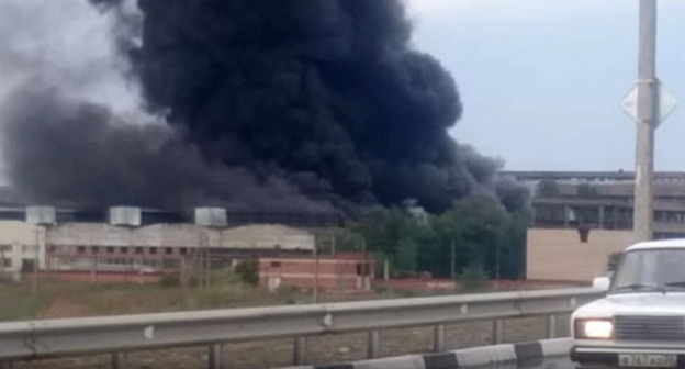 Пожар на заводе резиновых изделий в Астрахани. 17 мая 2016 г. Кадр из видео пользователя Алексей Васильев https://www.youtube.com/watch?v=HI5lpOROvU8