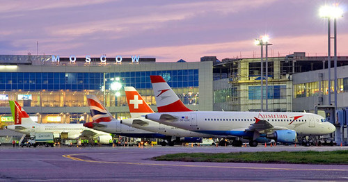 Перрон международного сектора аэропорта "Домодедово". Фото: Александр Маркин https://ru.wikipedia.org Перрон международного сектора аэропорта "Домодедово". Фото: Александр Маркин https://ru.wikipedia.org