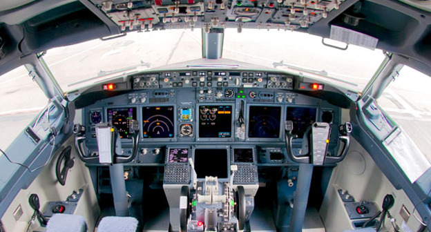 Кабина экипажа Boeing 737-800  авиакомпании FlyDubai. Фото https://ru.wikipedia.org