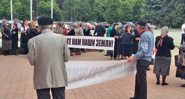 Пикет жителей села Таллык Прикубанского района Карачаево-Черкесии с требованиями передать в их собственность земли сельхозназначения . Черкесск, 23 мая 2016 г. Фото Аси Капаевой для "Кавказского узла"