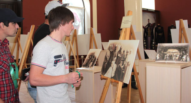 Посетители выставки "Черкесский театр. Оживший альбом". Нальчик, 23 мая 2016 г. Фото Людмилы Маратовой для "Кавказского узла"