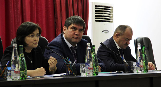 Новый руководитель дагестанского отделения ПФР Азнаур Гаджимирзоев (в центре) на представлении коллективу. Махачкала, 24.05.2016
фото: пресс-служба даготделения ПФР