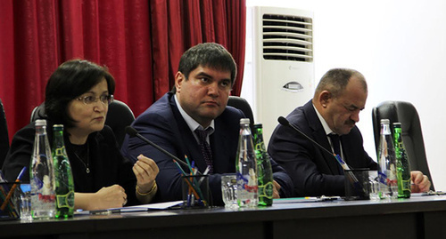 Новый руководитель дагестанского отделения ПФР Азнаур Гаджимирзоев (в центре) на представлении коллективу. Махачкала, 24.05.2016
фото: пресс-служба даготделения ПФР