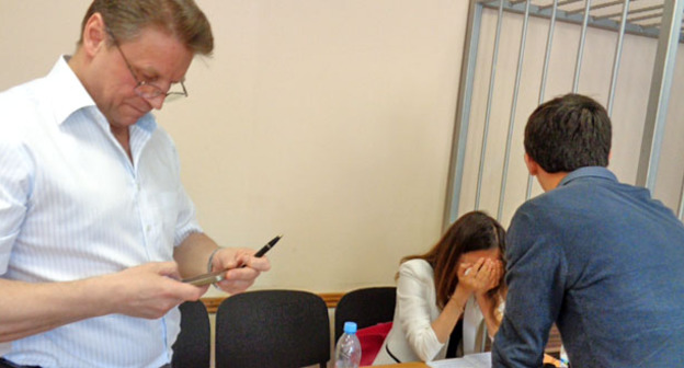 Лея Хамитова после оглашения приговора в Адлерском районном суде. Слева - авдокат Леонид Ерченко, справа - брат. Фото Светланы Кравченко для "Кавказского узла"