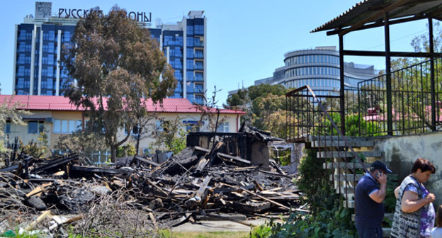 После пожара в доме барачного типа в Адлерском районе Сочи. 21 мая 2016 г. Фото Светлана Кравченко для "Кавказского узла"