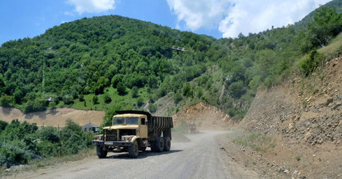 Отрезок дороги Варденис-Мартакерт на границе Армении с Нагорным Карабахом. 20 июня 2015 г. Фото Алвард Григорян для "Кавказского узла"