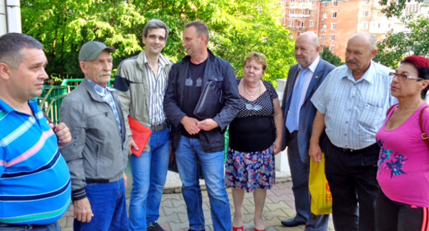 Сергей Фетисов (четвертый слева) с группой поддержки. Сочи, 30 мая 2016 г. Фото Светланы Кравченко для "Кавказского узла"