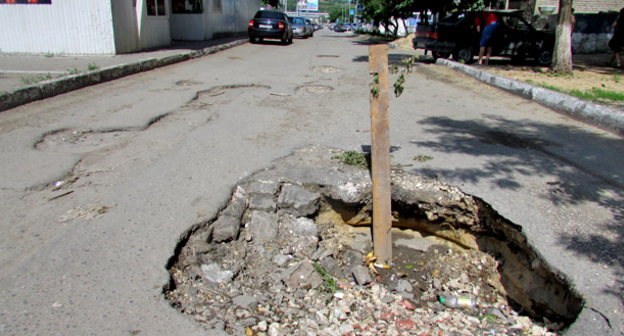 Яма на дороге. Волгоград. Фото Вячеслава Ященко для "Кавказского узла"