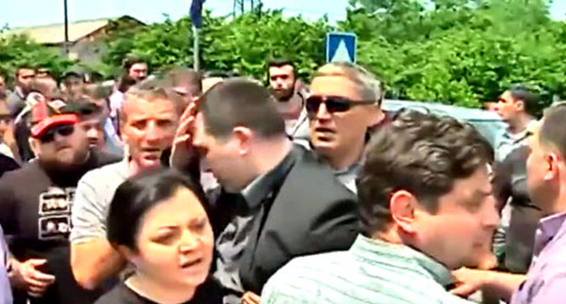 Драка около избирательного участка в селе Корцхели. Грузия, 22 мая 2016 г. Кадр из видео пользователя Alex Jarema https://www.youtube.com/watch?v=e4_kQVvLxEk